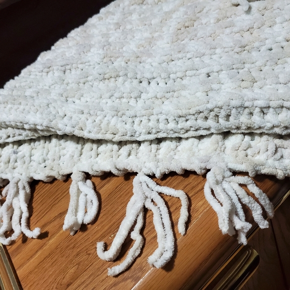 50x46 Beige and White Blanket with Fringes - Picture 3 of 4